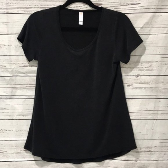 LuLaRoe Tops - 🌈LuLaRoe short sleeved black classic T shirt
